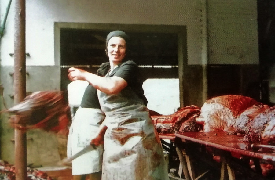 Josefina Outes, cortando carne de balea en 1974 en Caneliñas. Arquivo de Álex Aguilar.