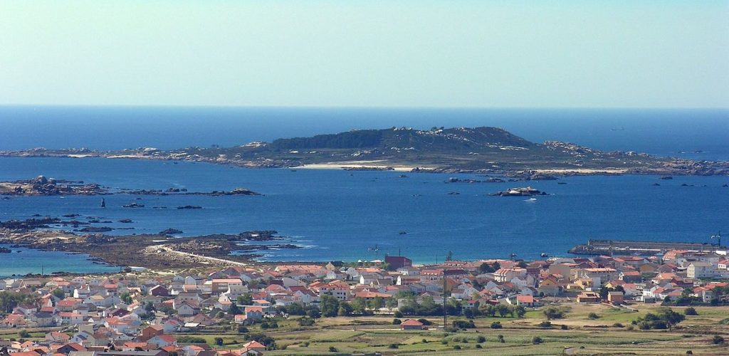 Vista de Sálvora desde Carreira e Aguiño. Foto: Lmbuga / CC BY-SA 3.0.